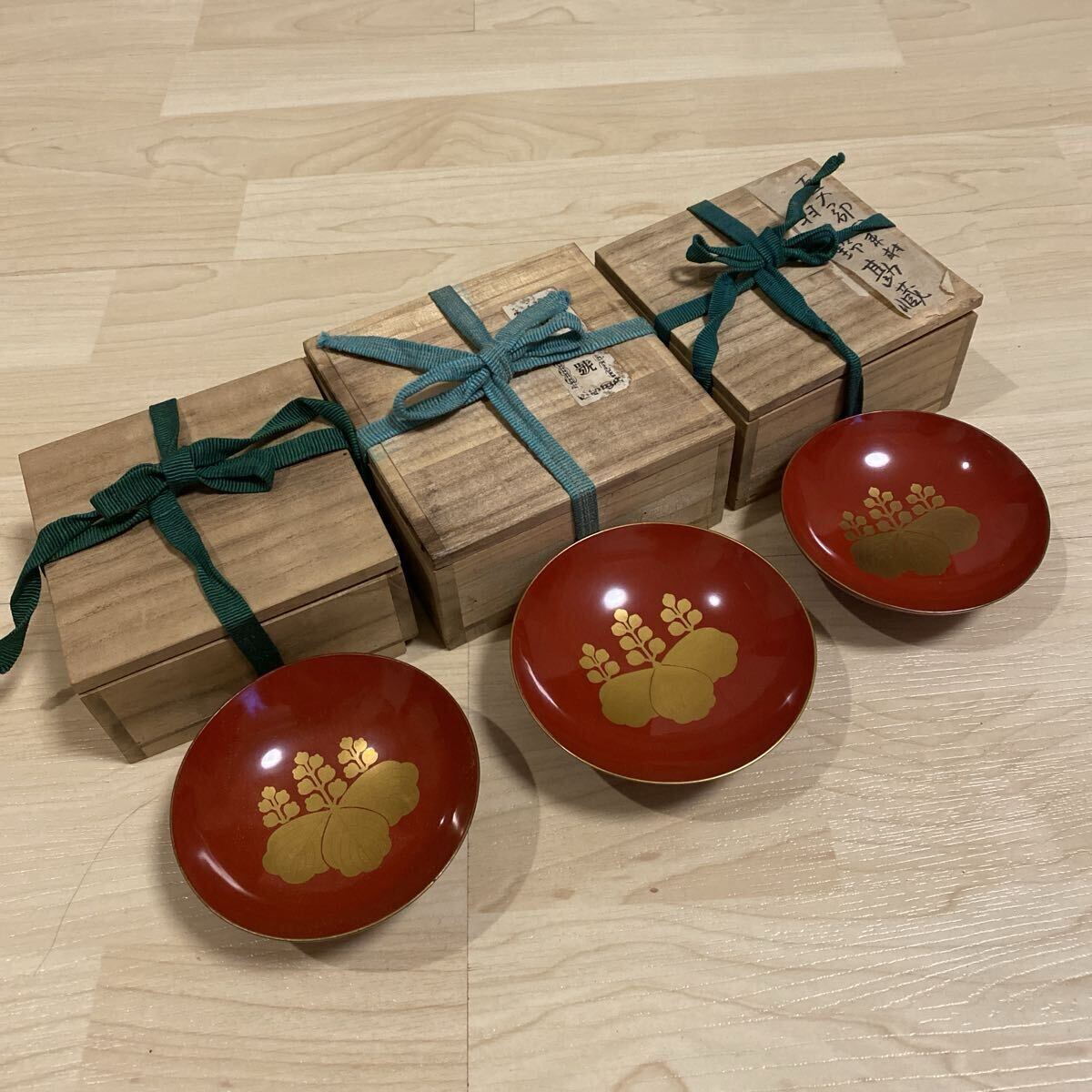 朱塗　盃　杯　蒔絵　金蒔絵　五七桐紋　三客　茶道具　箱　煎茶　骨董品　古美術品　家紋　漆器　漆芸【317】