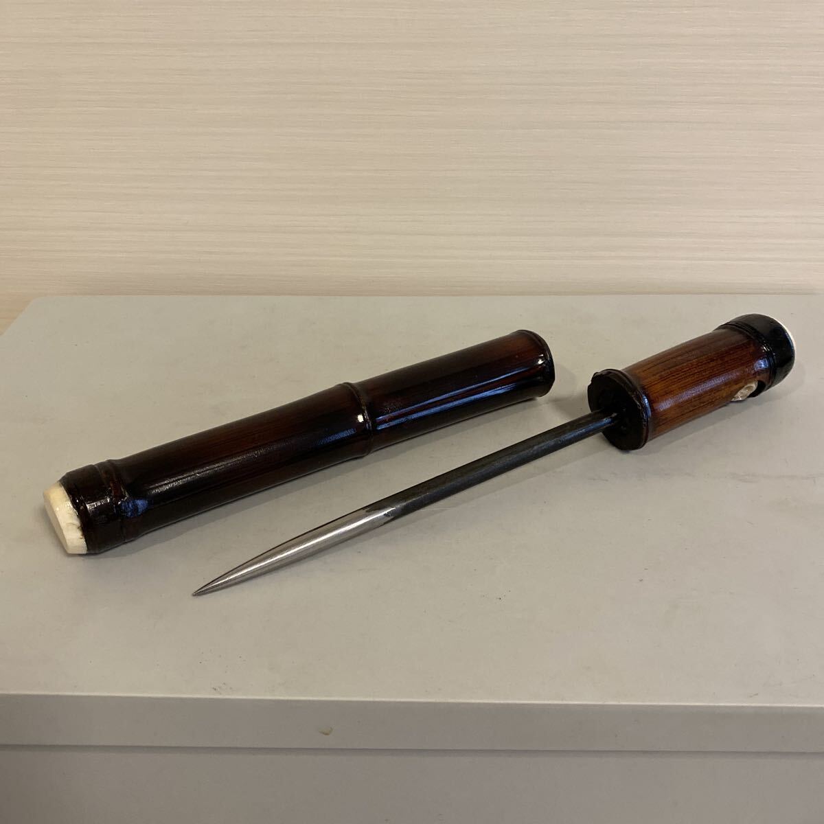 模造刀　仕込み杖　短刀　竹製　古竹　髑髏　骸骨　スカル　台座付　武具　座頭市　珍品　在銘　武具　骨董品　古美術品　全長30cm【319】