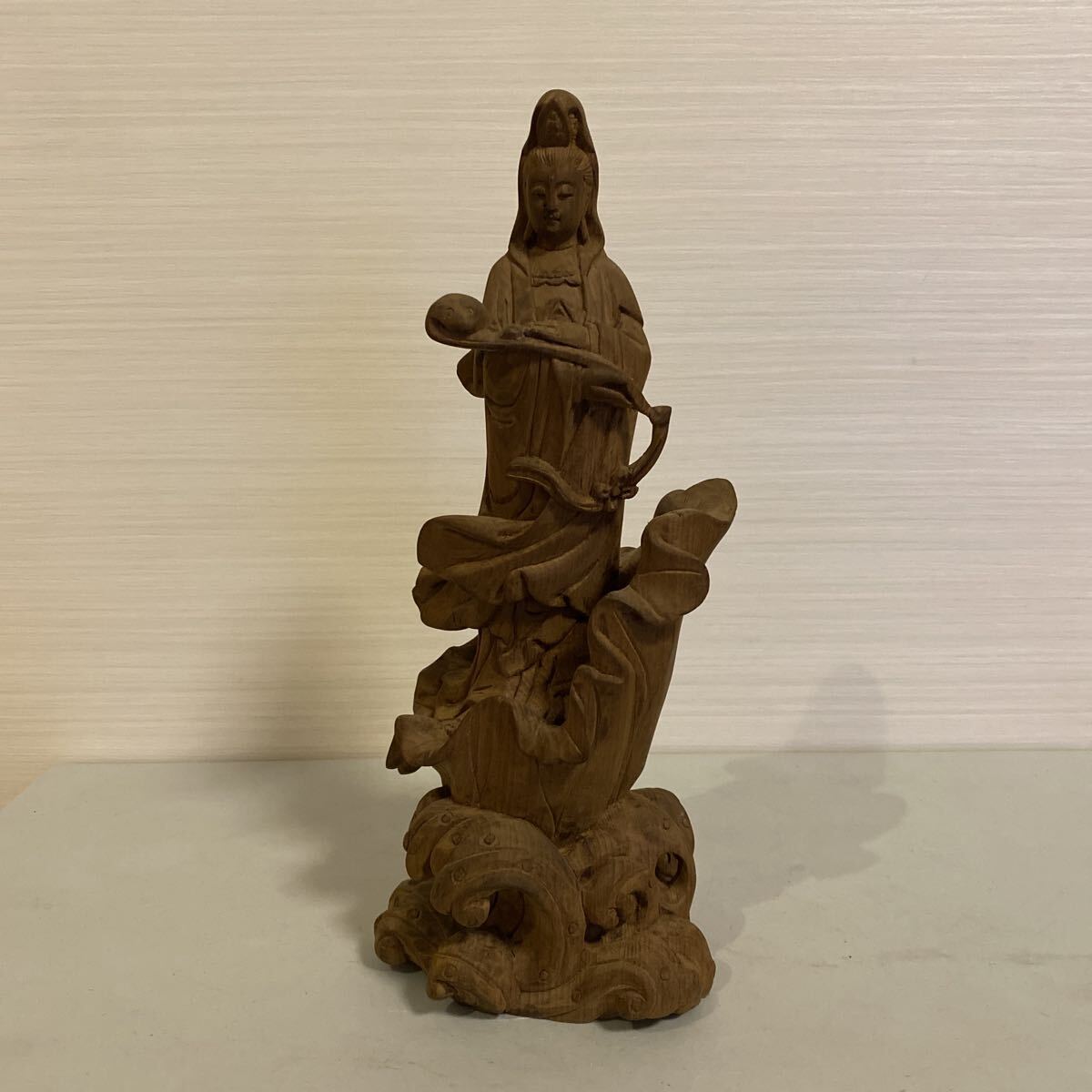 仏教美術 木彫 観音 菩薩 観音菩薩 仏像 佛像 寺院 仏閣 仏壇 仏具 仏陀 釈迦如来 細密彫刻 骨董品 古美術品 高さ24cm【319】