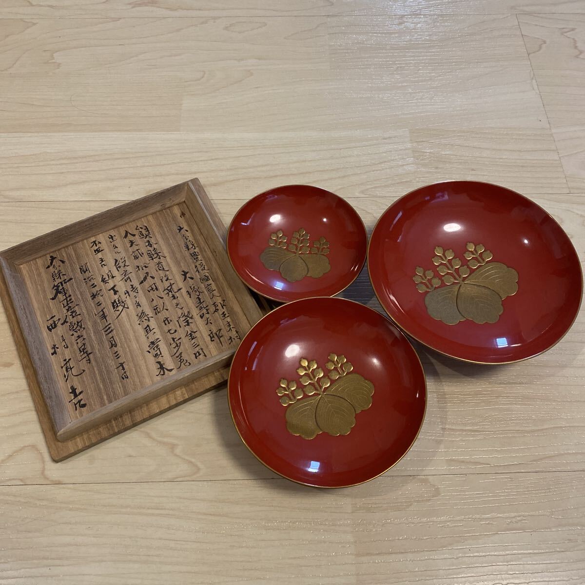 朱塗　盃　杯　蒔絵　金蒔絵　五七桐紋　三客　三つ組盃　茶道具　箱　煎茶　骨董品　古美術品　家紋　漆器　漆芸【320】