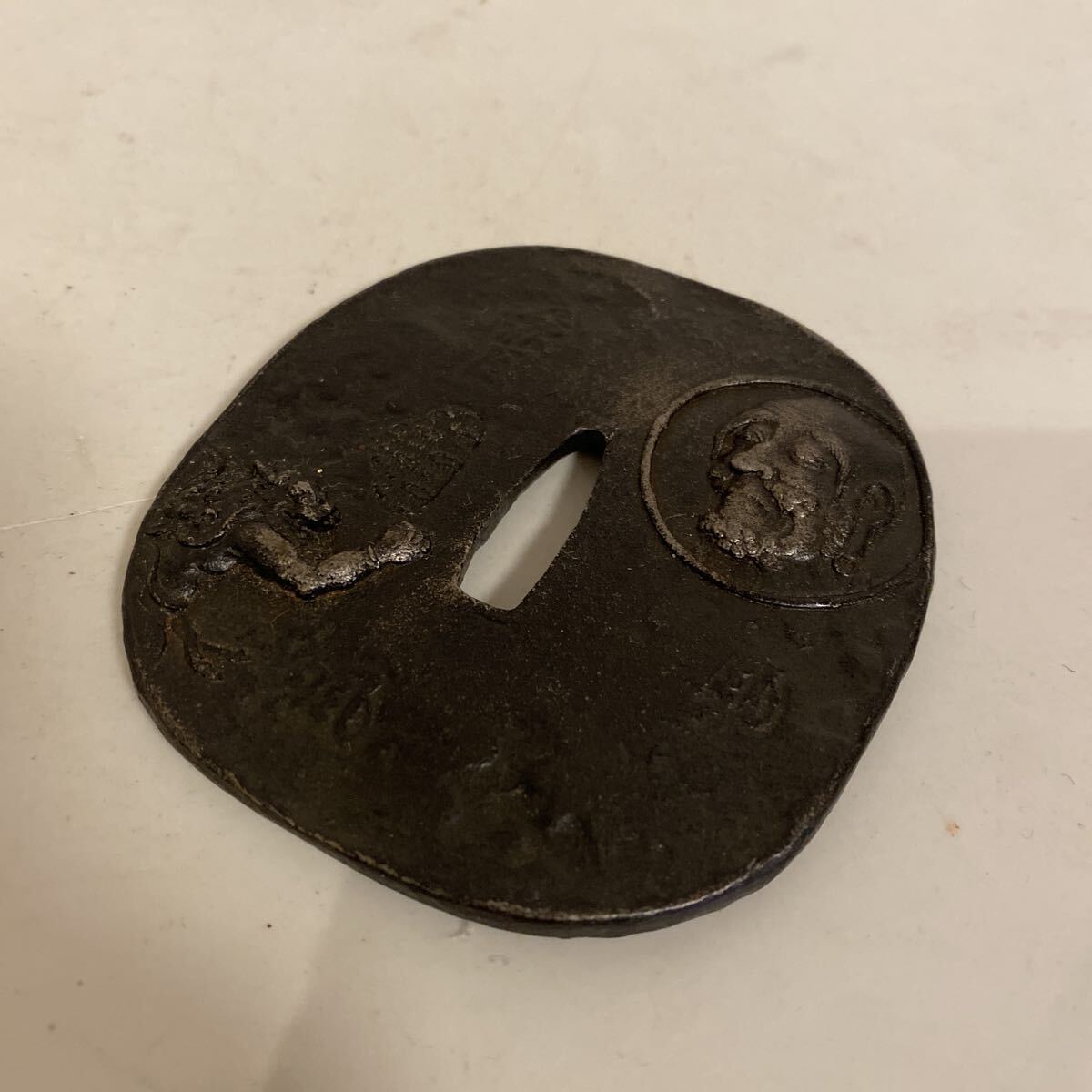刀鍔　刀装具　刀剣　刀剣美術　日本刀　在銘　陰陽師　羅漢　達磨　鬼　鍔　骨董品　古美術品　横7.2cm 縦7.8cm【324】