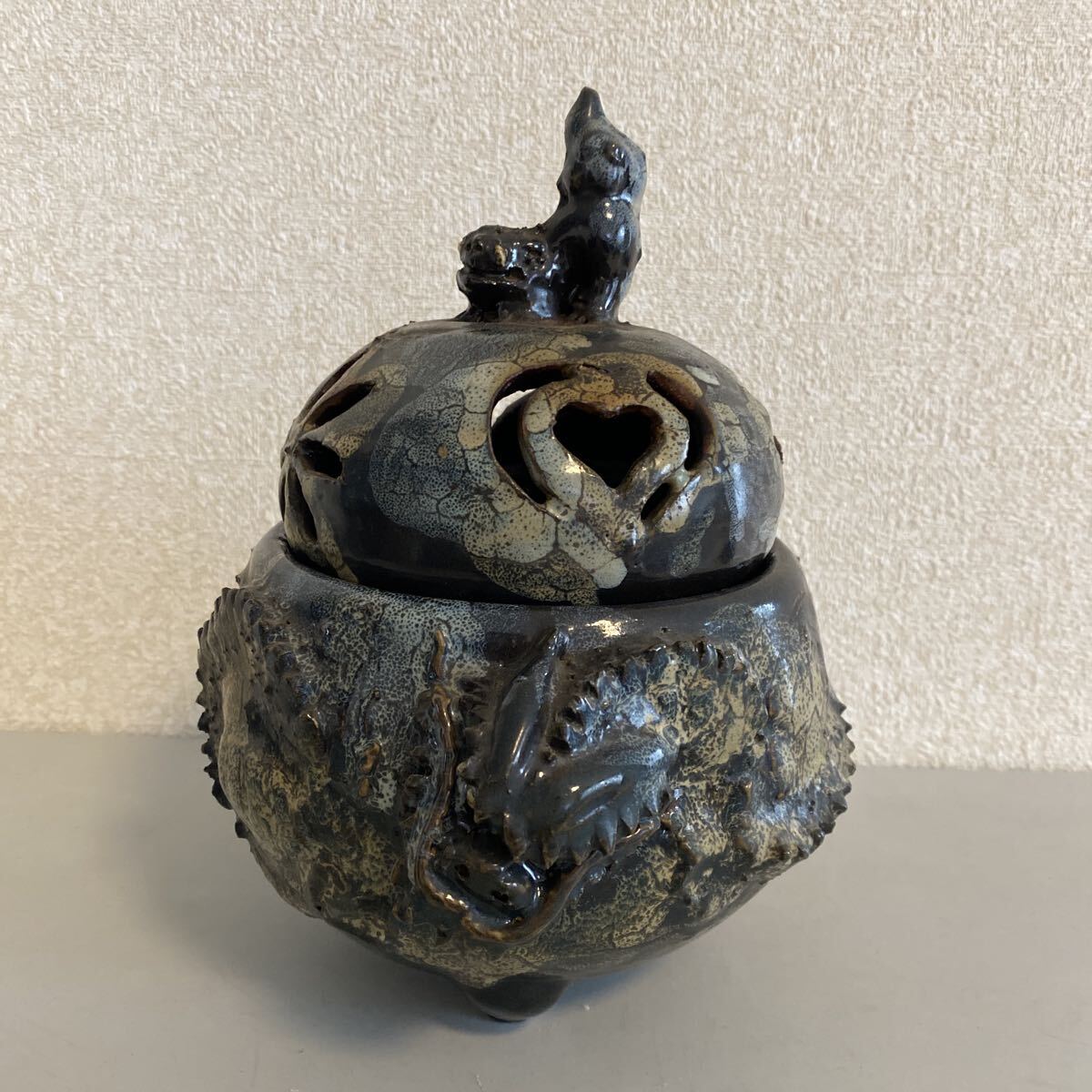旧家整理品　浮彫　雲竜　獅子摘　香炉　香爐　三足　透彫　細密彫刻　香道具　茶道具　時代　骨董品　古美術品　高さ21cm 横17cm【325】