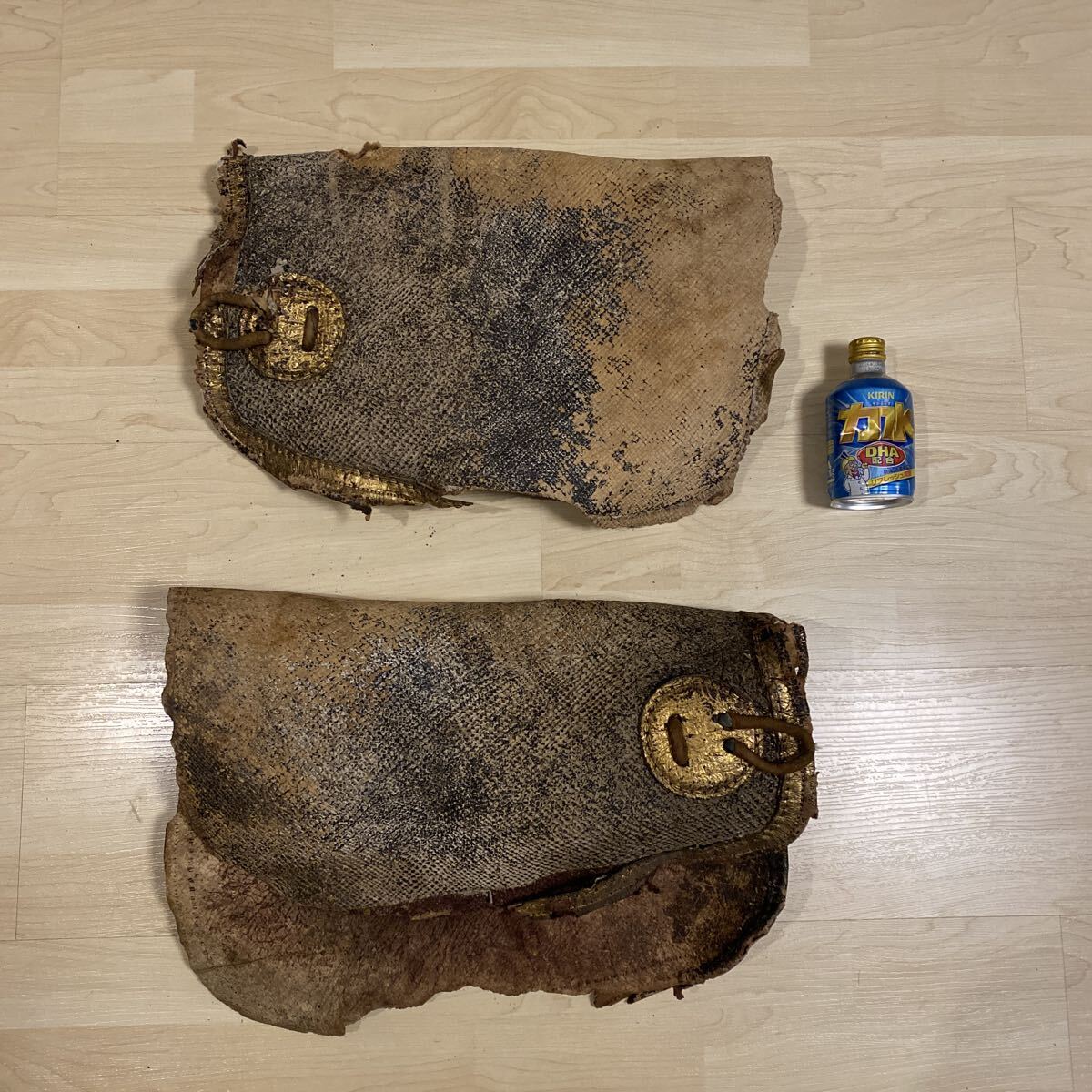 時代 古式馬具 馬具 革製 鞍 時代 時代物 当時物 骨董品 古美術品 甲冑 兜 鎧 武具 力革 金彩 あおり革 装具【325】