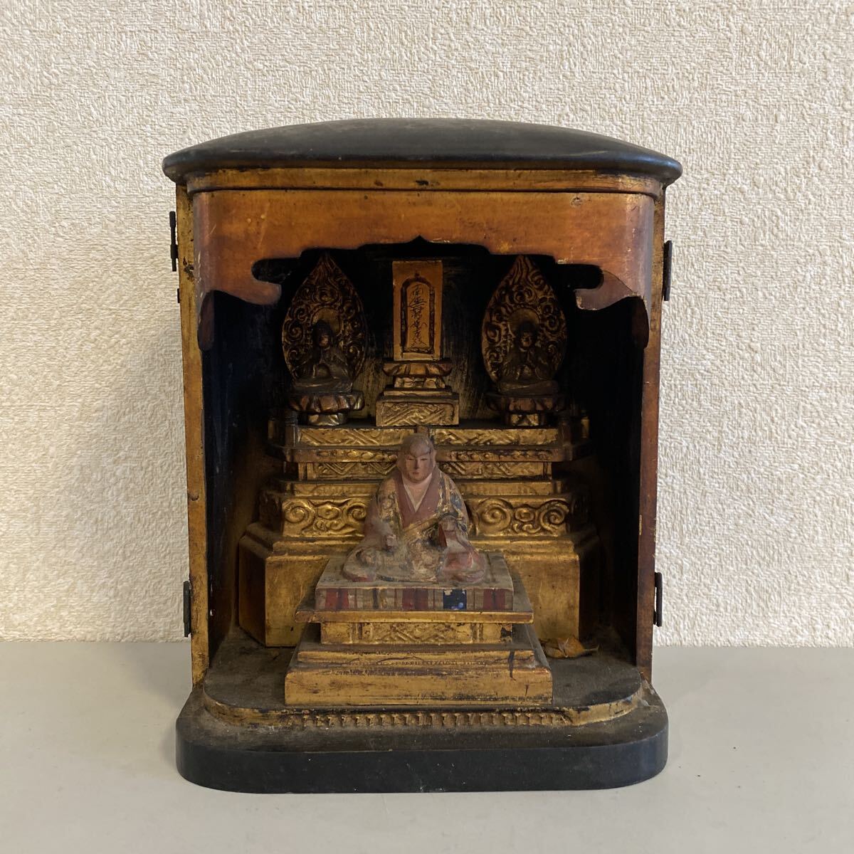 時代物 厨子入 仏像 仏教美術 木彫 骨董品 古美術品 厨子 彩色木彫 仏像 佛像 寺院 仏閣 仏壇 仏具 空海 三尊 横15.7cm 高さ19.5cm【327】