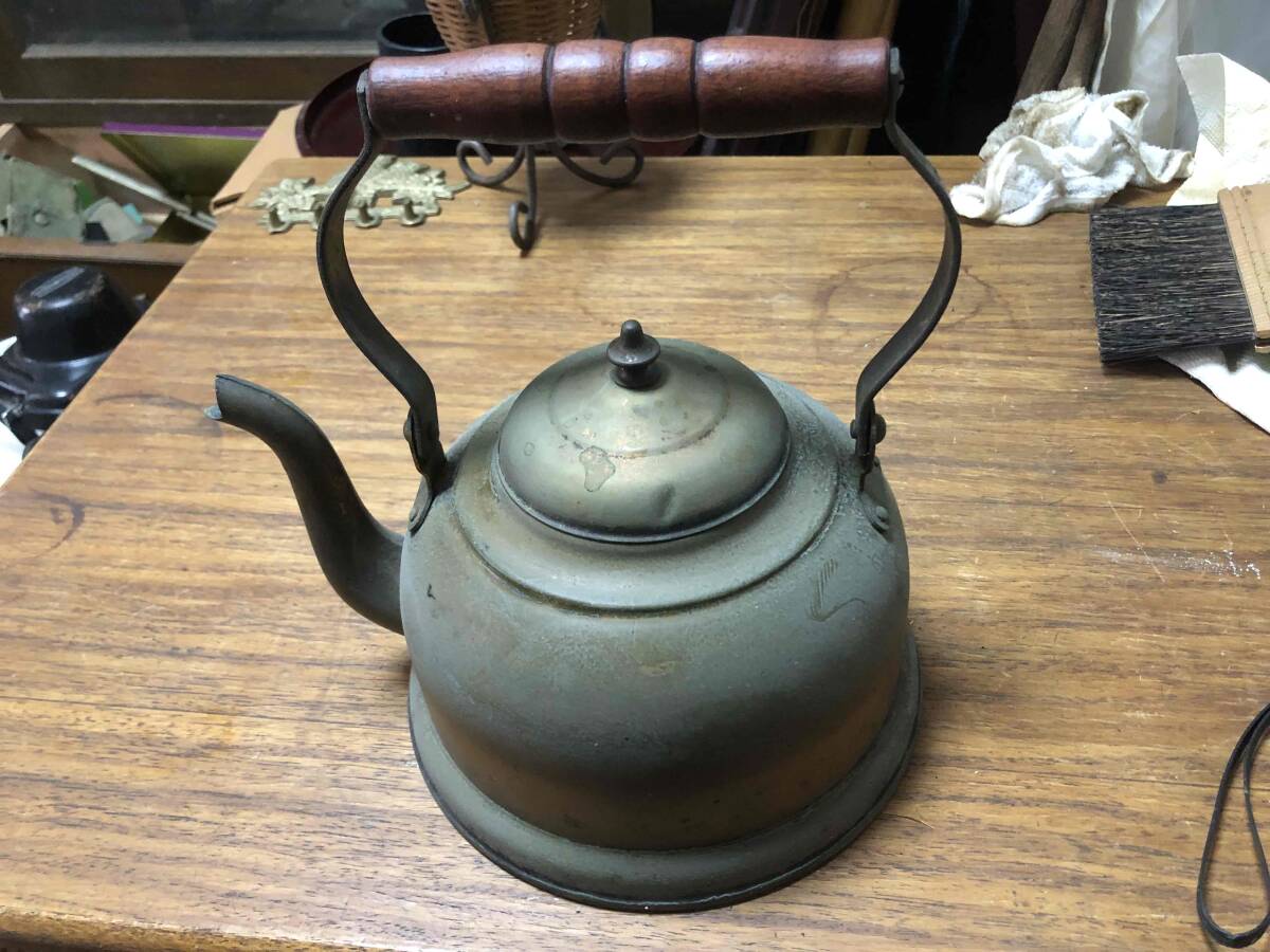【蔵出し】時代物 銅製？ ヤカン 高さ25cm★薬罐 銅ケトル 木持ち手 凹みあり 昭和レトロ 古道具 アンティーク 骨董 オブジェ インテリア