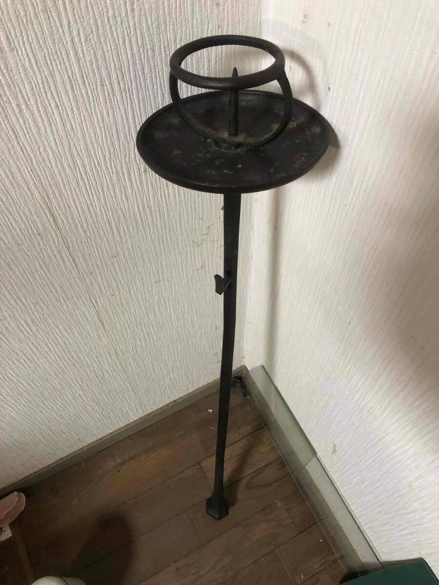 【蔵出し・時代物】鉄製 燭台 高さ74.5cm 和蝋燭 鉄足 鉄脚 ろうそく立て キャンドルスタンド 古道具 民藝 昭和レトロ アンティーク 骨董