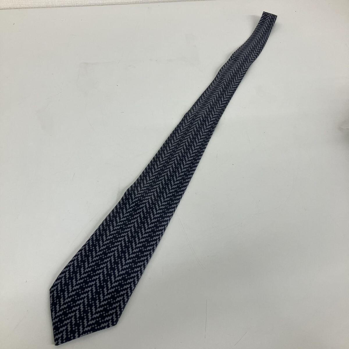 N129-Z23-269 ◎ エルメス HERMES シルクネクタイ H柄 H織り ファソネ ヘリンボーン 総柄 グラデーション フランス製 メンズ ネイビー NA