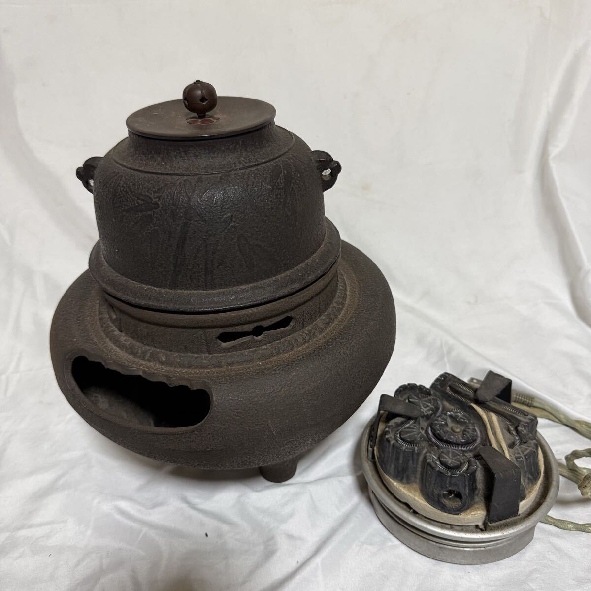 風炉 茶釜 炉釜 電熱器 竹字紋 炉釜 野々田電熱器 炭型電熱器 敷板 茶道具 アンティーク 鉄製 茶器