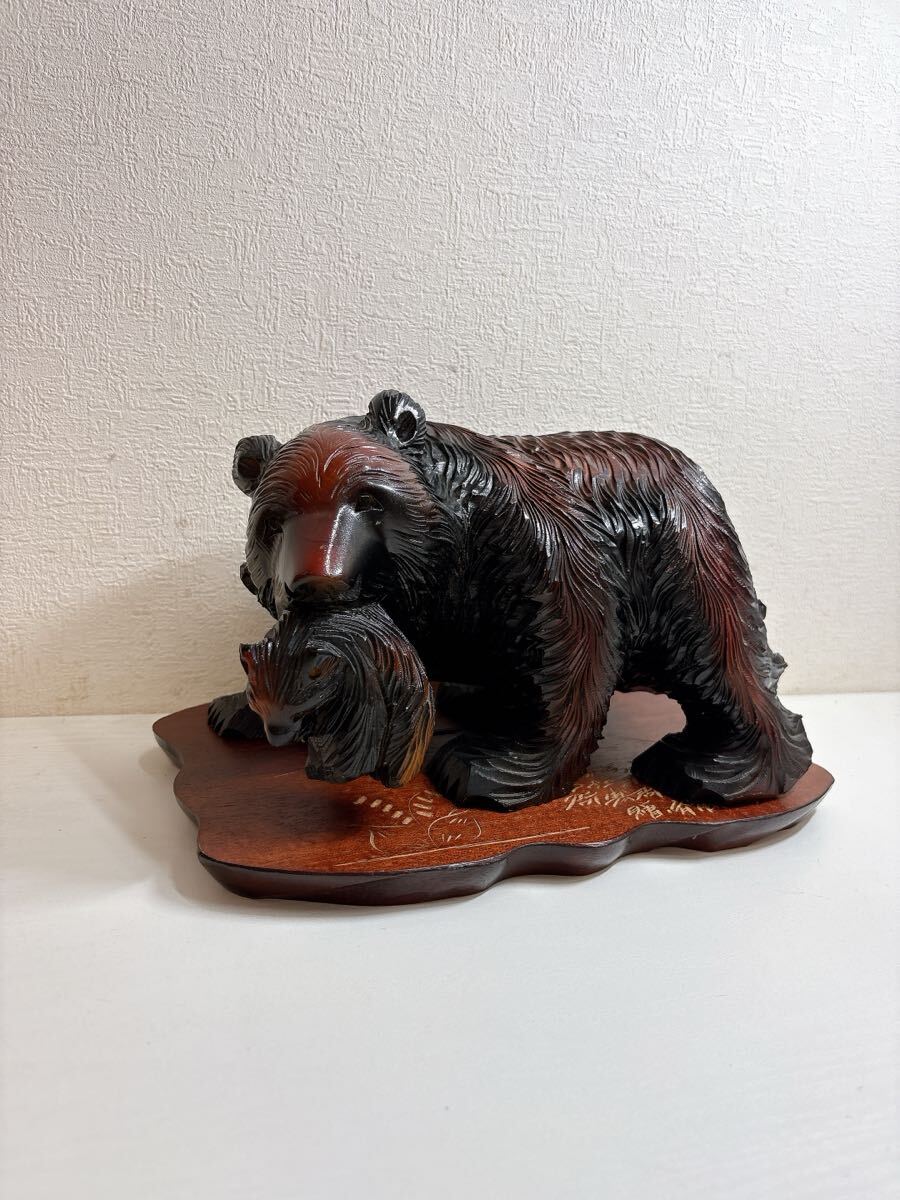 2471 熊 小熊を咥えた木彫りの熊 木彫り 置物 彫刻 現状品 民芸品 工芸品