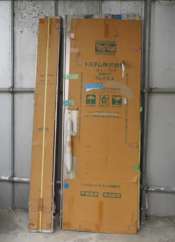 Z-3194■奈良発！トステム　玄関ドア　プレナスＸ　K-C14R-DDFA 親子入隅　未使用　枠なし　キズ有　　引取　