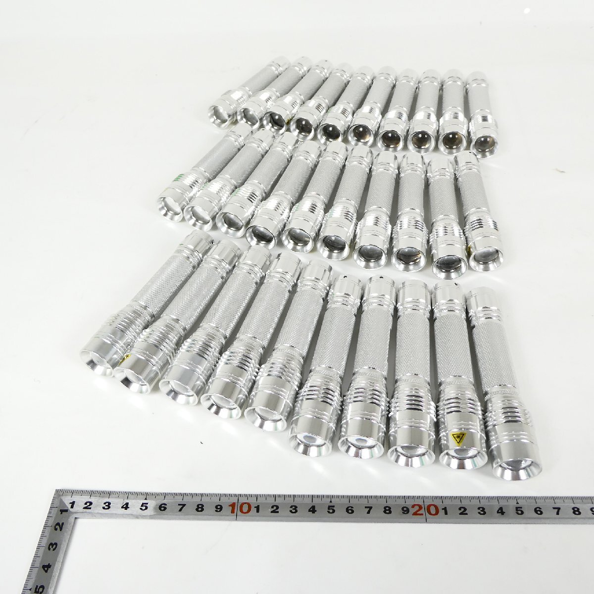 LED フラッシュライト 30点セット 最大250ルーメン IPX4 照射距離約約160m アルミ 懐中電灯 シルバー 防災 アウトドア 未使用■MC003s■