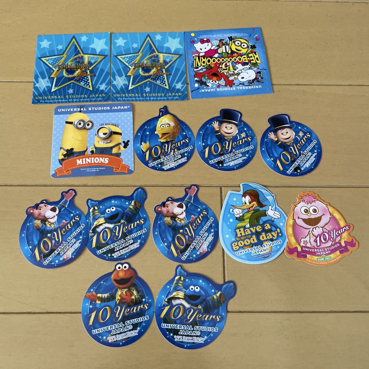 送料無料　 非売品　USJ シール ステッカー ユニバーサルスタジオジャパン ミニオン　スヌーピー　10周年　キティ
