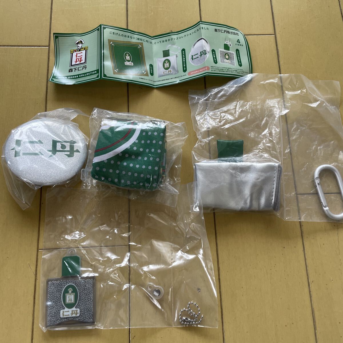 送料無料　新品　未使用　森下仁丹　ガチャガチャ　カプセルトイ　 ガチャ　4種　ハンカチ　ミラー　ポーチ　アクリルチャーム