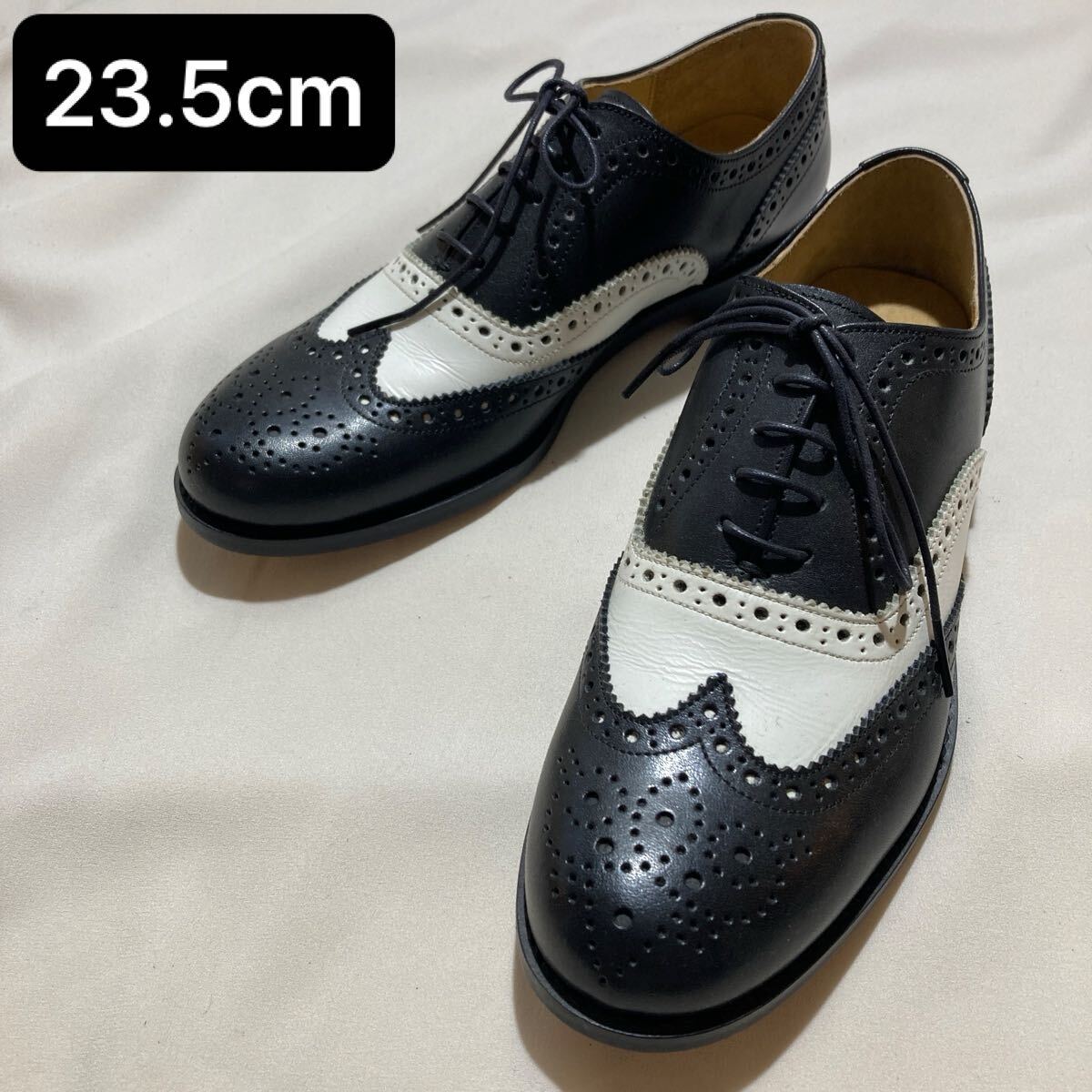 125 靴 que ウイングチップ 外羽根式 革 レザー 白 黒 ホワイト ブラック 23.5cm