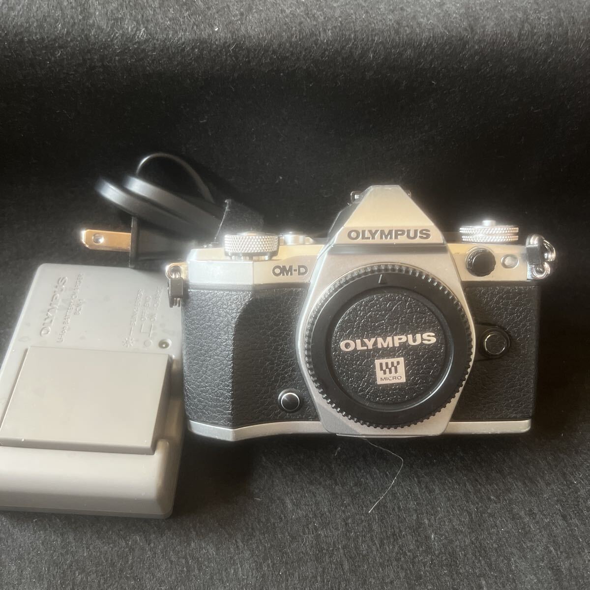 OLYMPUS OM-D E-M5Ⅱ ミラーレス一眼レフカメラ シルバー 中古　一部難あり