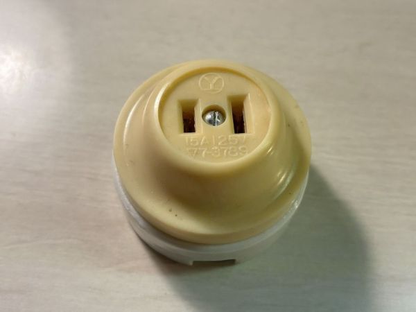 【新古品未使用】当時物！陶器台座の丸型露出コンセント　１５A１２５V　検　昭和レトロ