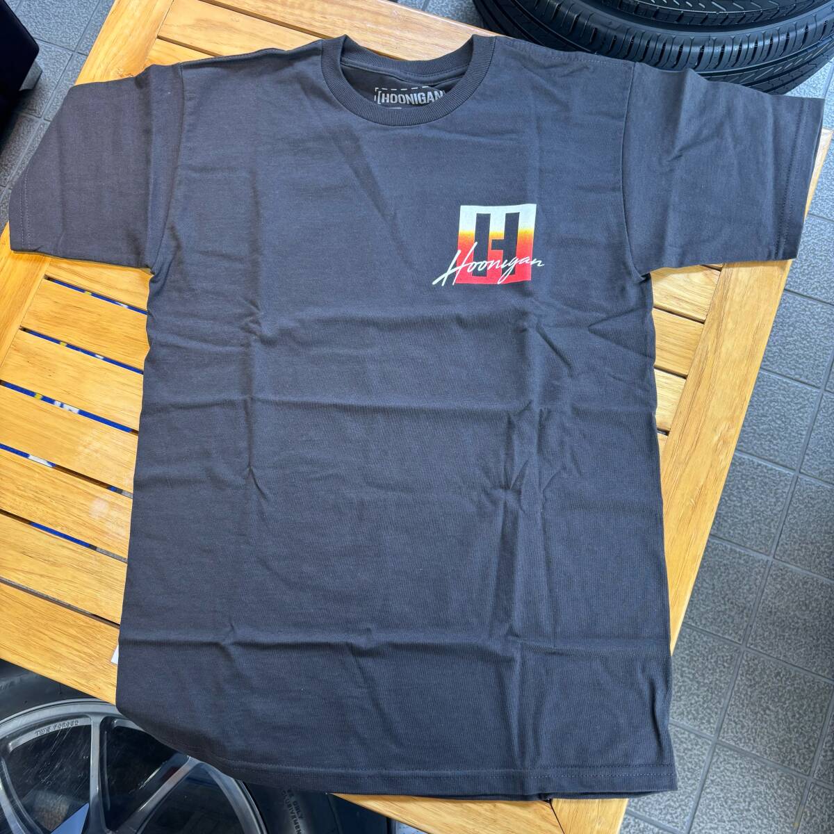 【送料無料】 フー二ガン ケンブロック MONSTER ENERGY モンスターエナジー Tシャツ HOONIGAN T-SHIRT BURNOUT KINGS Ⅱ TARMAC (L)