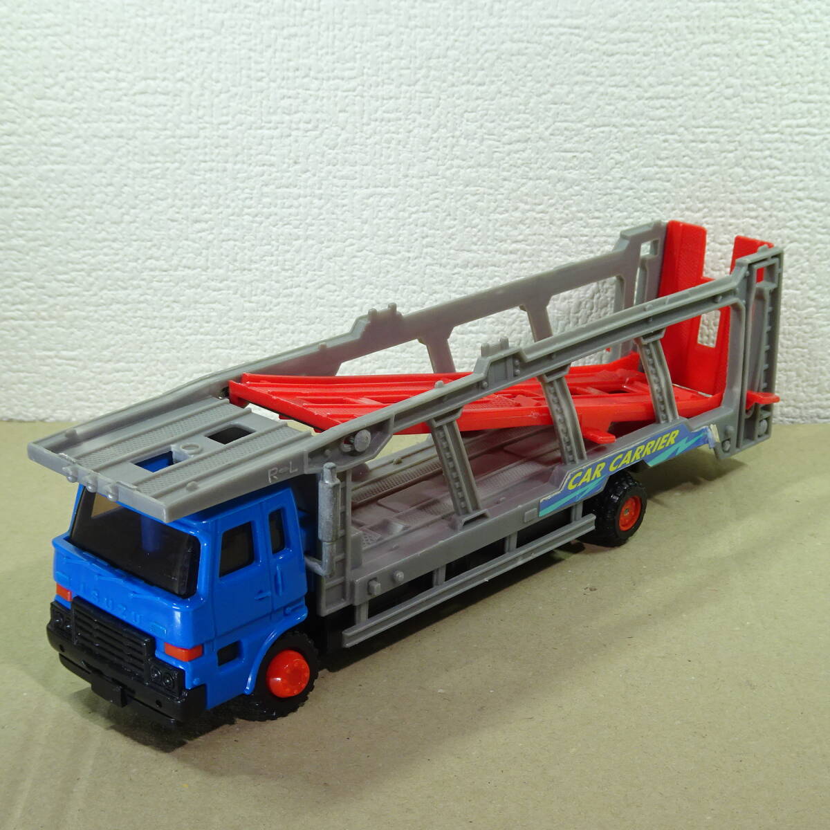 151 生産終了トミカ いすゞ トラック キャリアカー CAR CARRIER ミニカー 電動 作動不可 要修理