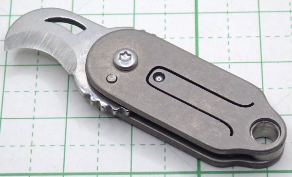 チタン外装 小型ナイフ