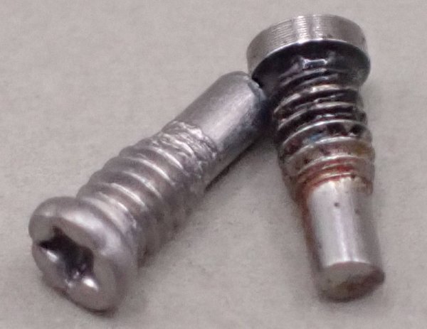 iPhone8/8Plus/SE2/SE3用 パーツ 星型ネジ 2本セット 銀