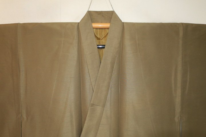 拾11021RM シルク化繊丹後縮緬お召調 男着物袷 裄72丈142К真鍮色・シャンパンベージュ色無地感 新品 茶人好み