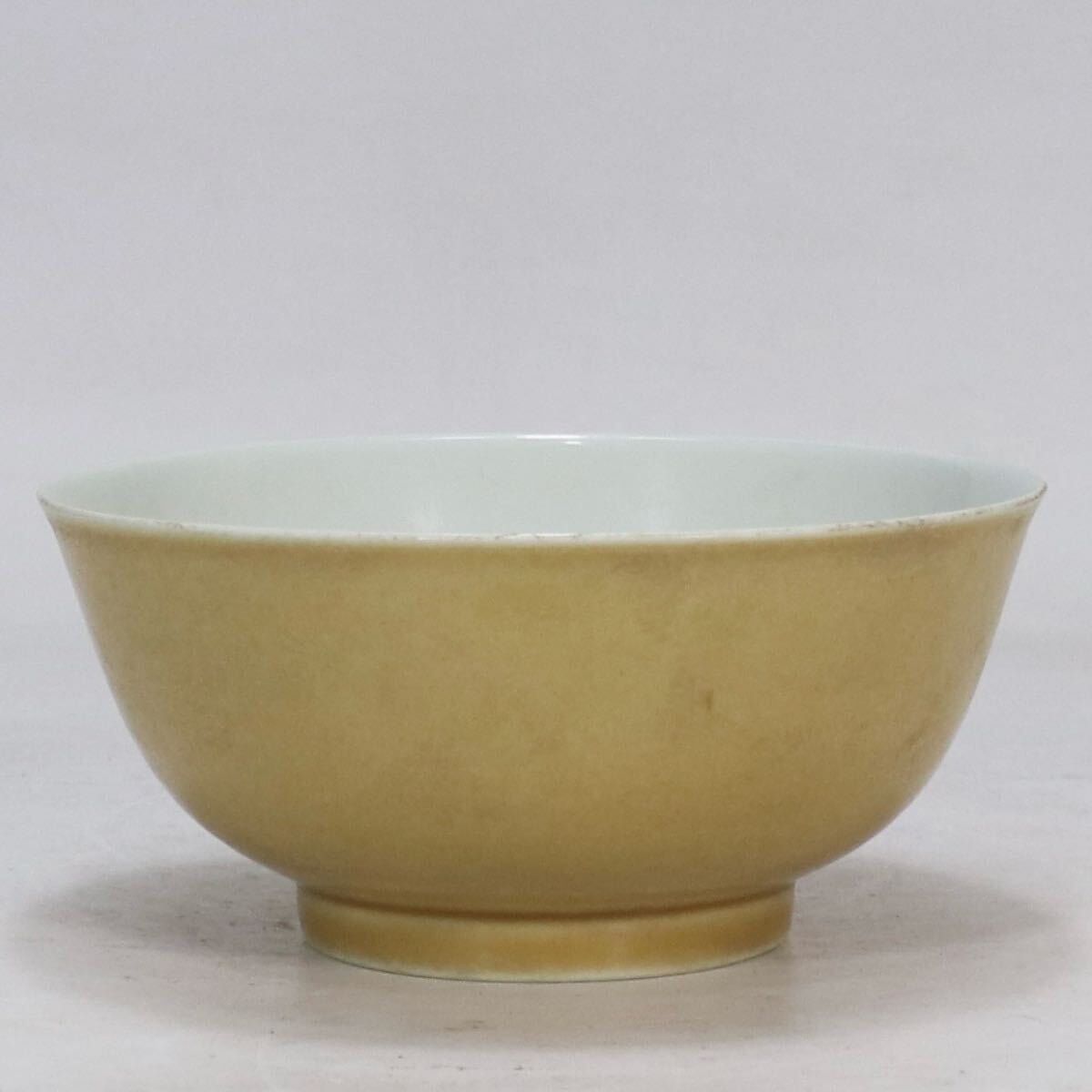 【竹河】中国古美術 清時代 米黄釉 茶碗 時代物 唐物 古玩 骨董 藏出 置物 骨董品 当時物 置物 口径17cm 高さ8cm w8