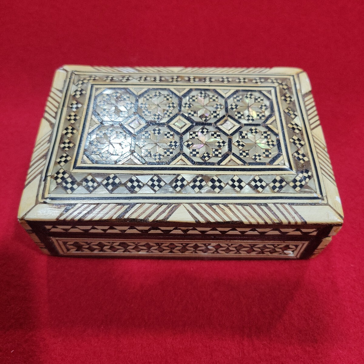 №24 USED 幾何学模様の伝統工芸 エジプト製 螺鈿細工 木製 ジュエリーボックス サイズ横幅約12cm×高さ約4㎝×奥行約8.5㎝