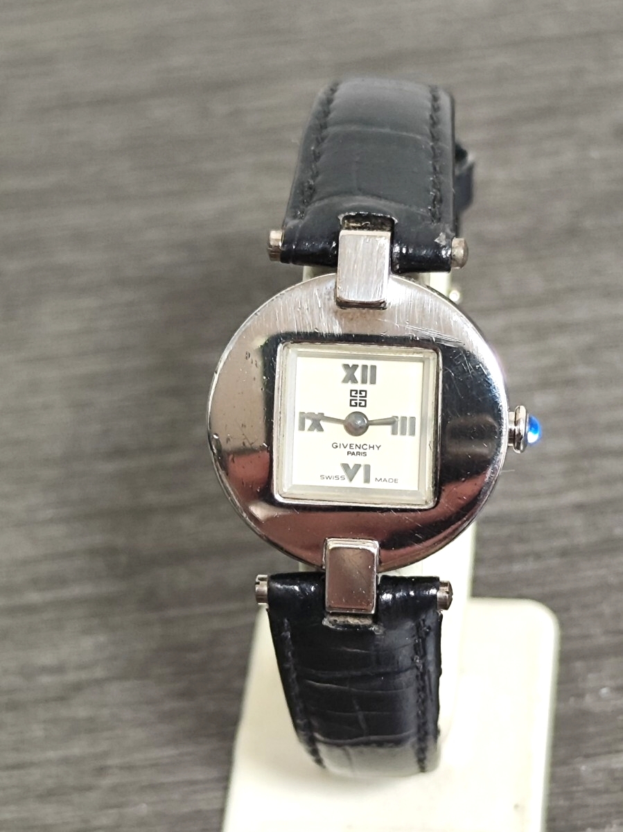稼働品 GIVENCHY レディース腕時計 白色文字盤 純正品革ベルト尾錠 GIVENCHY 