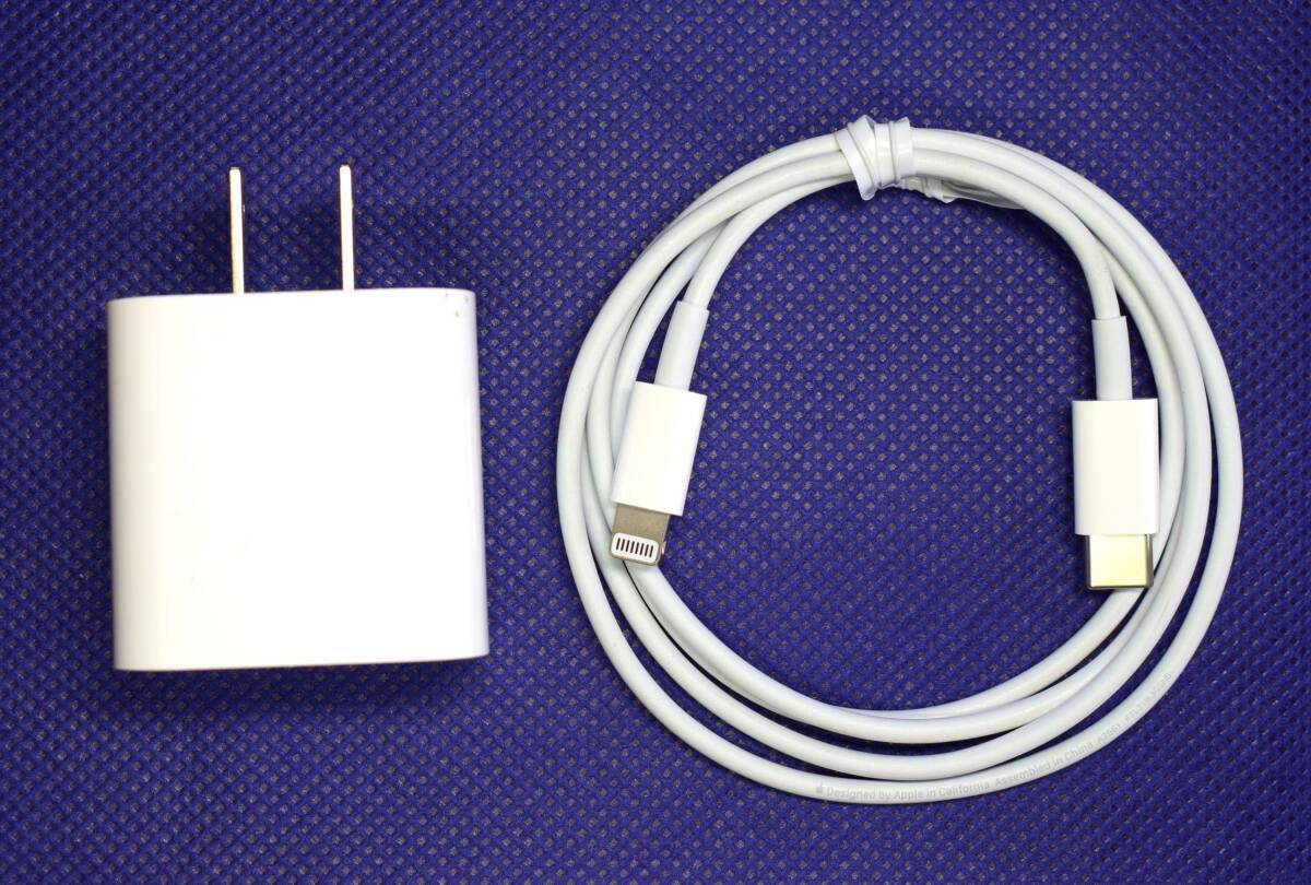 中古品 Apple純正品 A1720 18W 電源アダプタ ＋ Apple純正品タイプC to ライトニングケーブル A2561（Apple純正識別マーク有り）