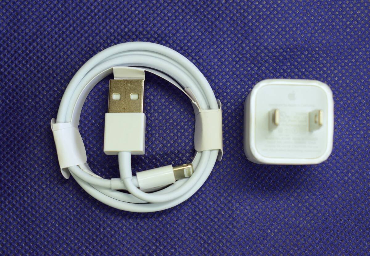 未使用 Apple 純正 iPhone 小型軽量電源アダプタ Model No A1385＋ライトニング ケーブル互換品 1m付き 