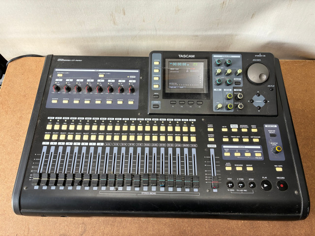 TASCAM Digital Multitrack Recorder DP-32SD の中古品