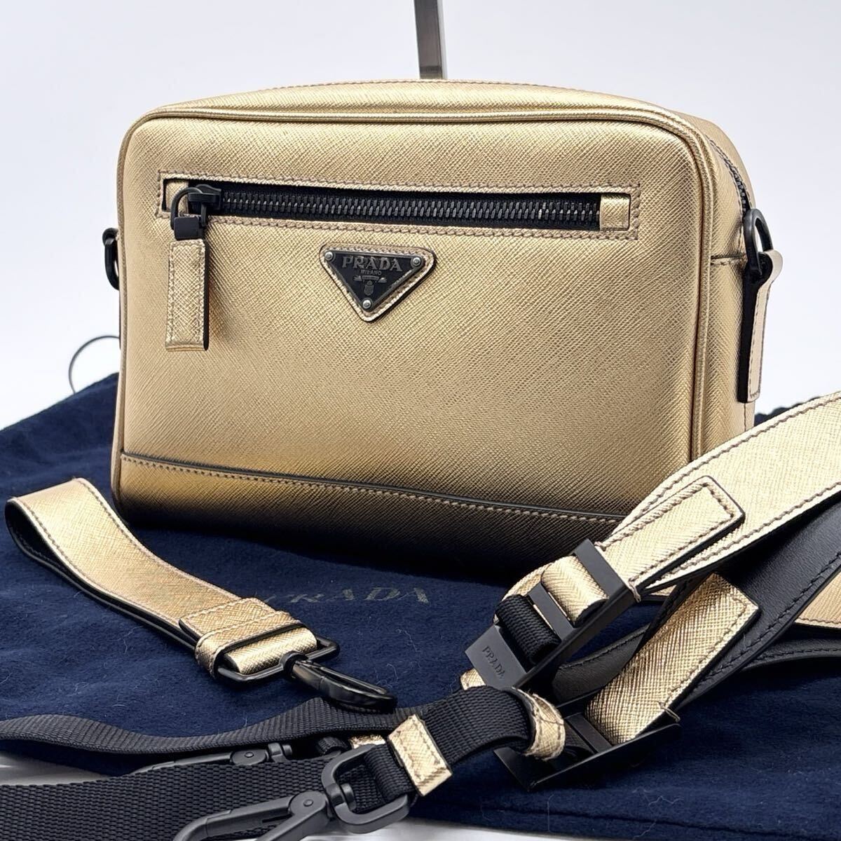 美品 PRADA プラダ ショルダーバック 2VH063 サフィアーノレザー クラッチバッグ ゴールド ユニセックス ストラップ 2本 保存袋 三角ロゴ