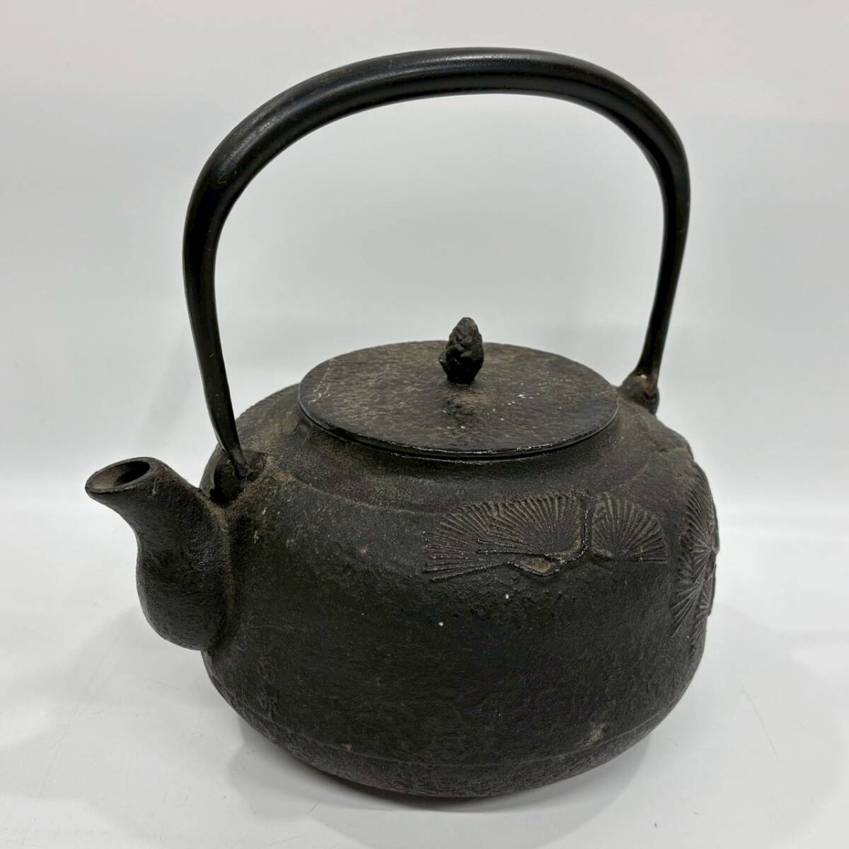 ★ 1円~【コレクター放出品】 南部鉄器 鉄瓶 南部鉄瓶 松模様 鋳造鉄器 湯沸かし 茶道 煎茶 茶道具 煎茶道具 アンティーク K163844