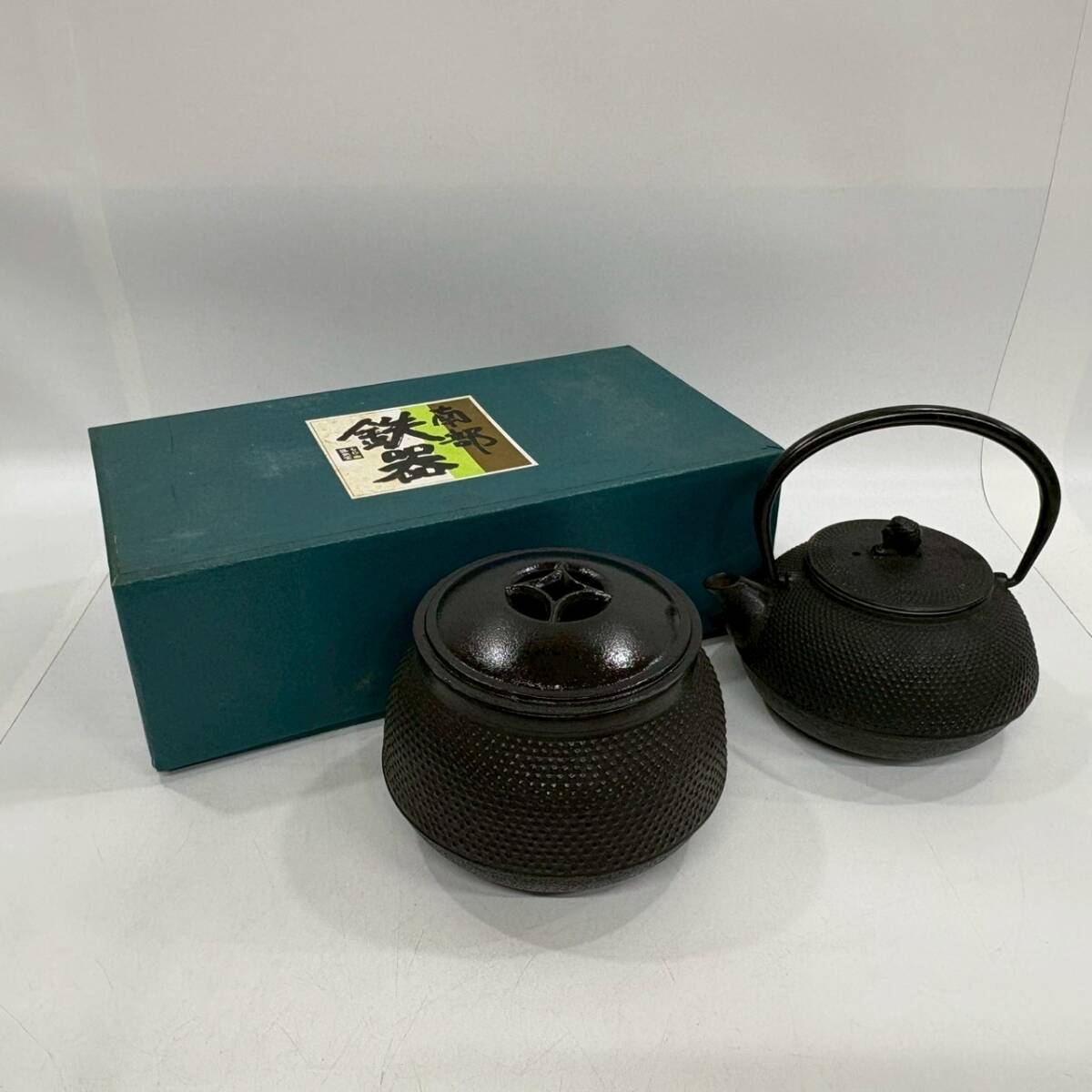 ★ 1円~【コレクター放出品】 南部鉄器 盛栄堂 急須 丸善 瓶敷 茶筒 鉄瓶 鉄器 湯沸かし 茶道 煎茶 煎茶道具 アラレ セット 箱付属 K163838