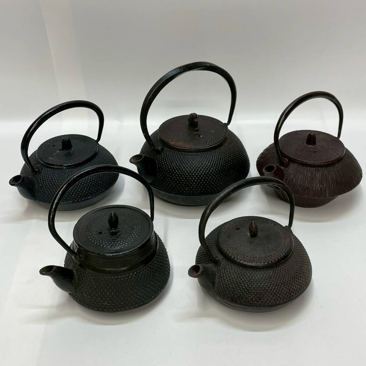 ■1円~【コレクター放出品】 鉄瓶 5点 まとめ売り 南部鉄器 等 アラレ 時代物 茶道具 煎茶道具 急須 伝統工芸品 アンティーク K163847