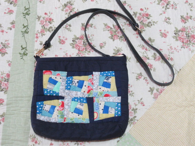 ２１×２５ハンドメイド＊パッチワークの四角キルト紺ショルダー＊送料１８５円