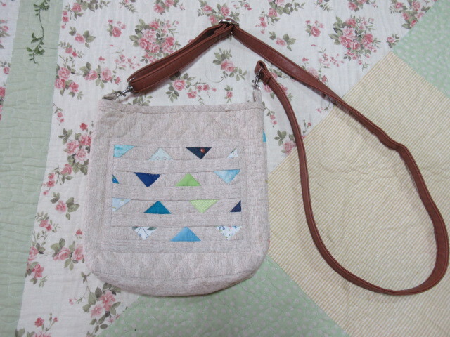 ２４×２２ハンドメイド＊三角パッチーワークのベージュショルダー＊送料１８５円