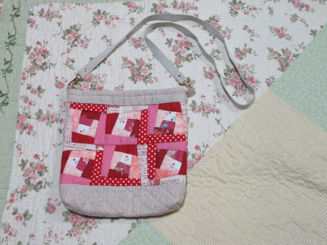 ２２×２３ハンドメイド*パッチワーク赤系キルトショルダー＊送料１８５円