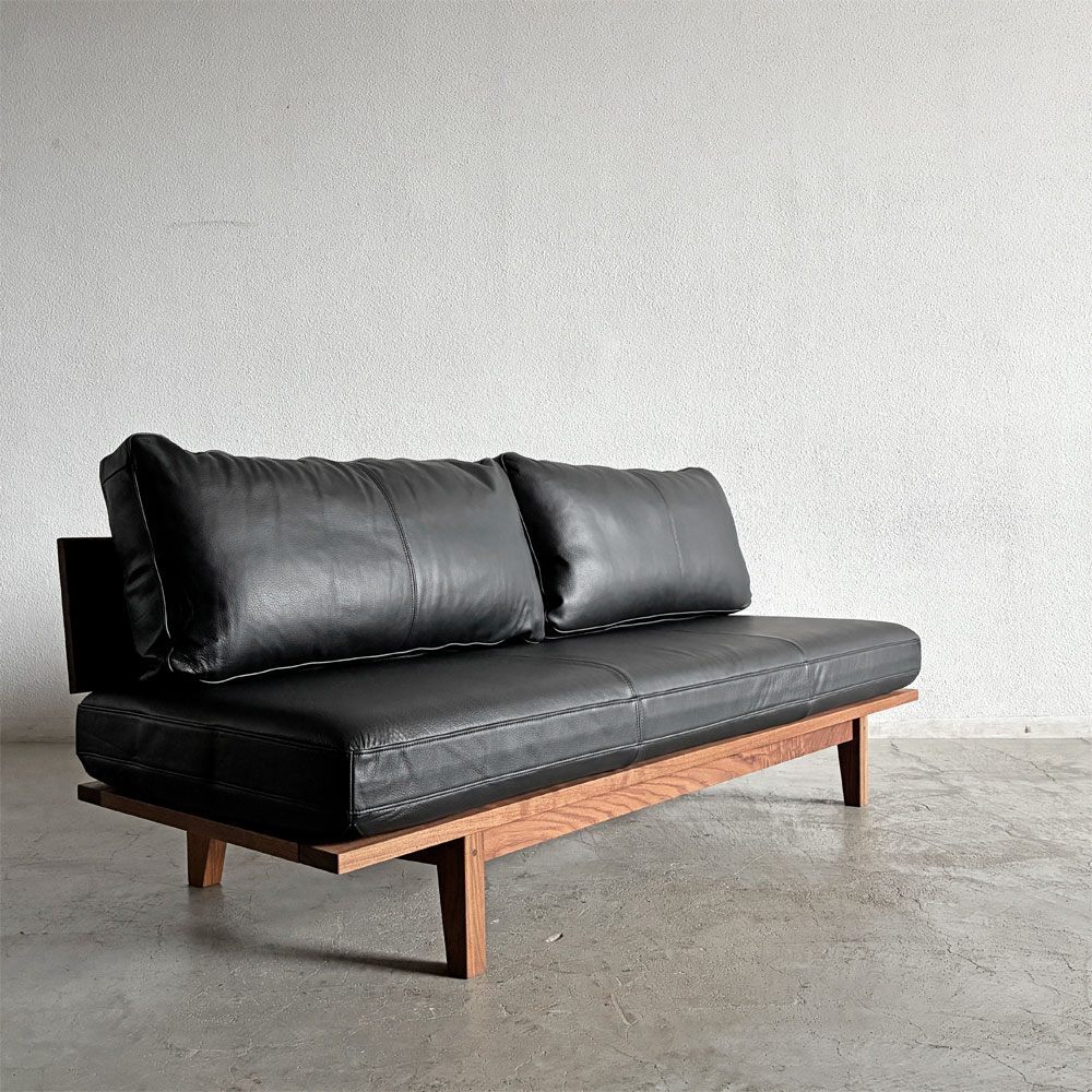 〓 マスターウォール MASTERWAL リッツ RITZ 3シーターソファ ウォールナット無垢材 W180cm ブラックレザー 定価￥517,000- 展示美品