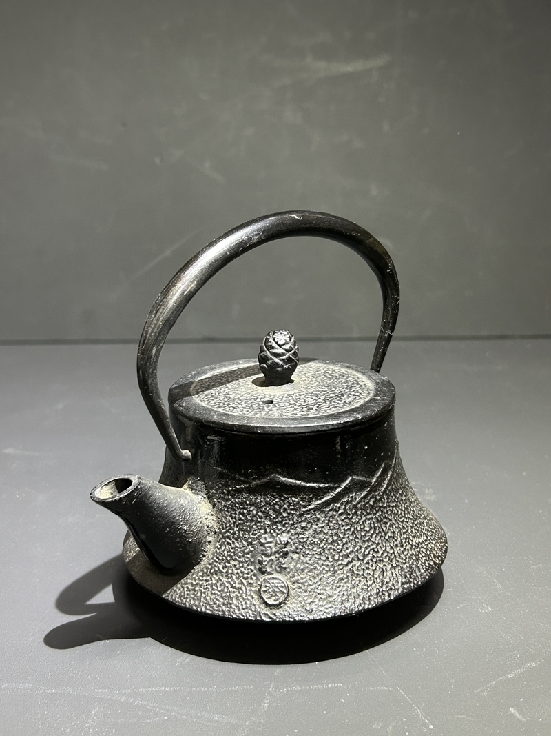 ● コレクター必見 南部鉄器 鉄瓶 小さな鉄瓶 茶瓶 湯沸かし 茶こし付き 金属工芸 飾り コレクション kr999