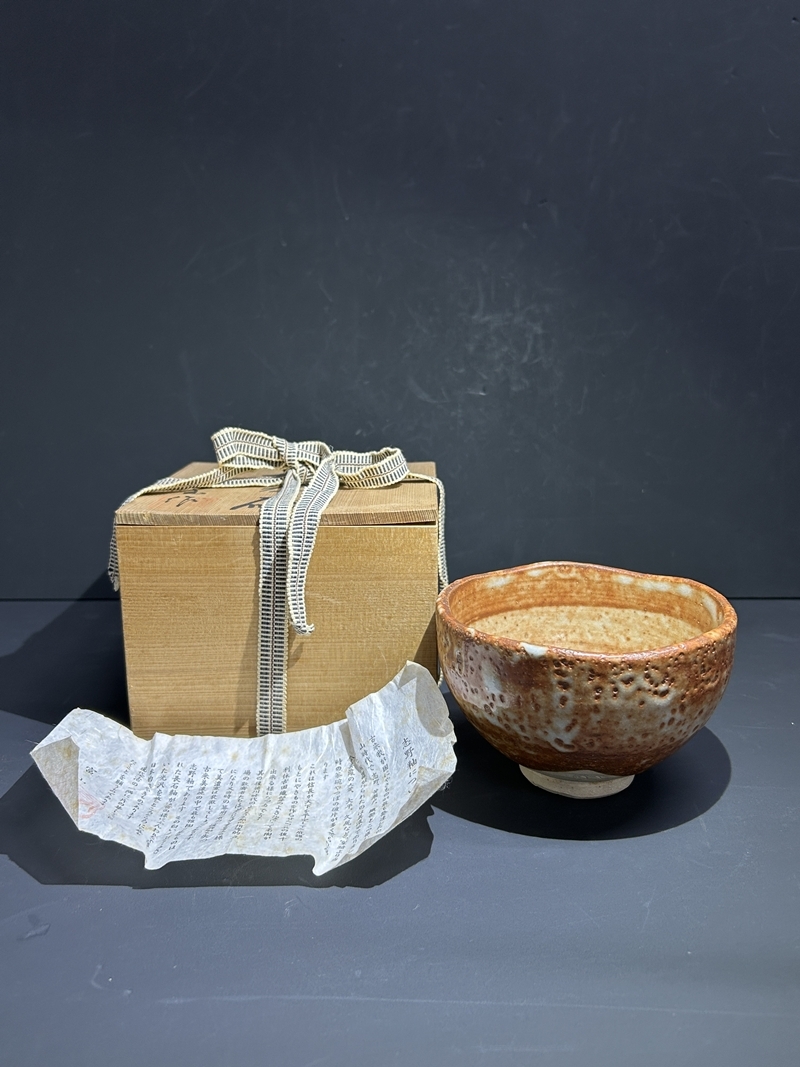 ● コレクター必見 未使用 茶道具 抹茶碗 志野釉 富山窯 碗 作家物 陶器製 工芸品 共箱 Hs38