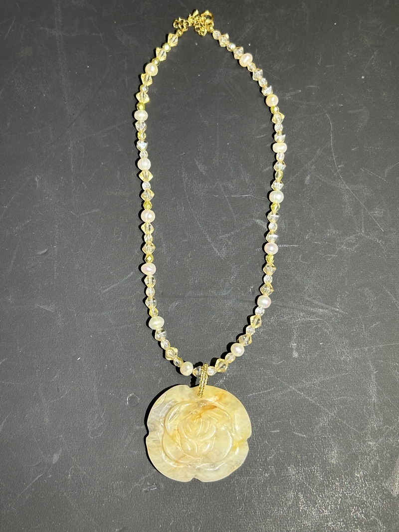 ● コレクター必見 天然石 レディース アクセサリー ペンダント 花彫刻 ネックレス ファッション 小物 コレクション Hs111