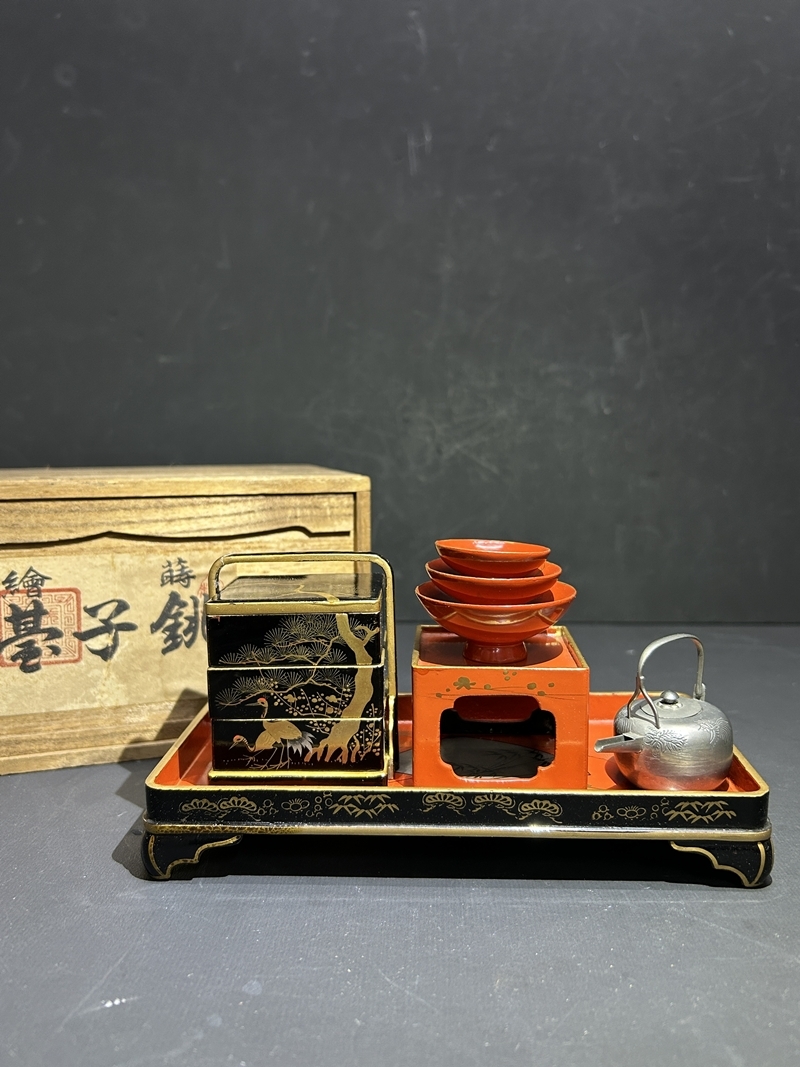 ● コレクター必見 当時物 レトロ 蒔絵 三盃 御重 銚子 漆器 漆芸 漆塗 ミニサイズ 飾り 時代物 古い飾り 共箱 Hs155