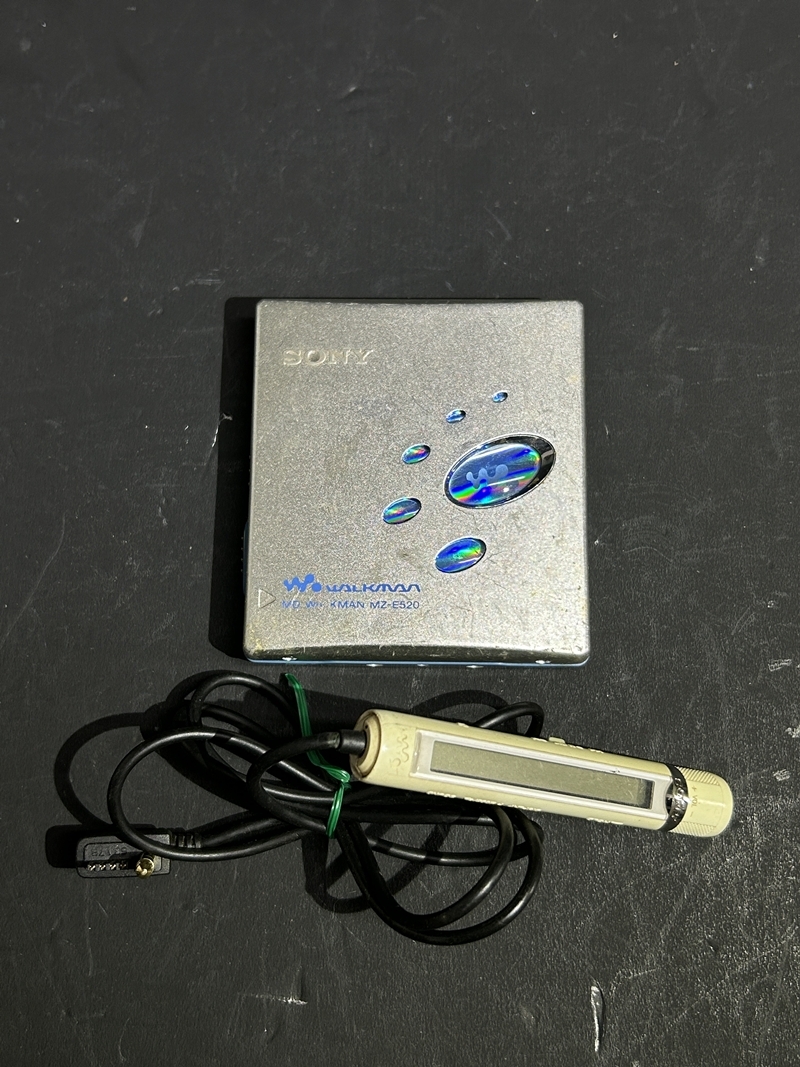 ● コレクター必見 SONY ソニー MDウォークマン MZ-E520 シルバー ジャンク品 コレクション Hs176