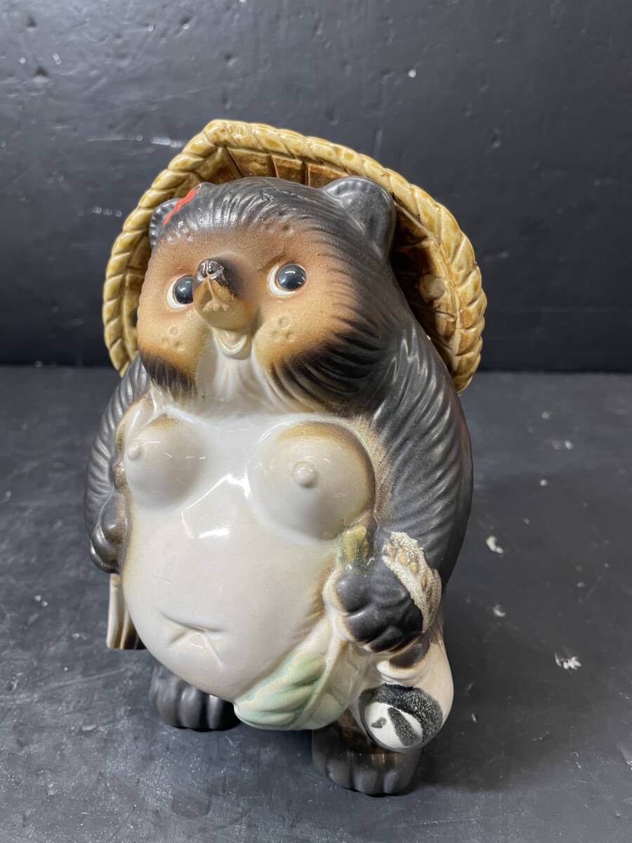 ★コレクター必見 信楽焼 陶器製 狸 たぬき リボン 置物 高さ約19㎝ 和風 オブジェ インテリア 店舗 縁起物 商売繁盛 Sp39