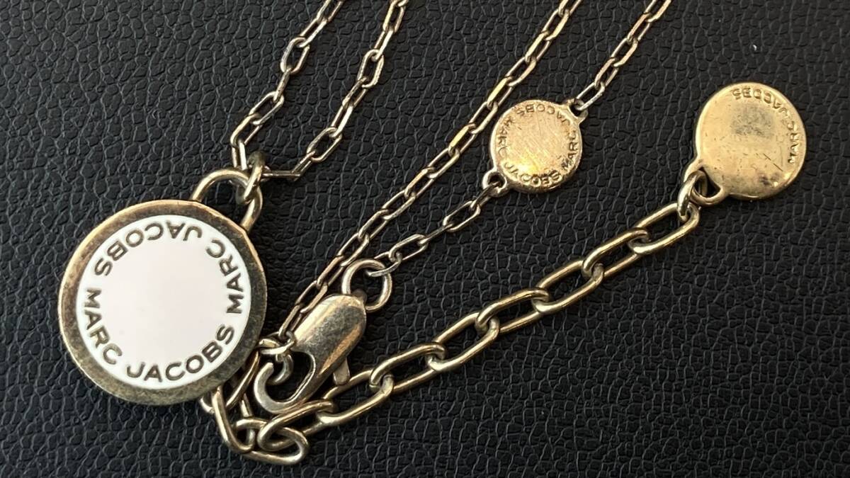 MARC JACOBS（マーク ジェイコブス）ネックレス ゴールド ピンク ロゴ ディスク エナメル（Logo Disc Enamel）」シリーズ プレート 