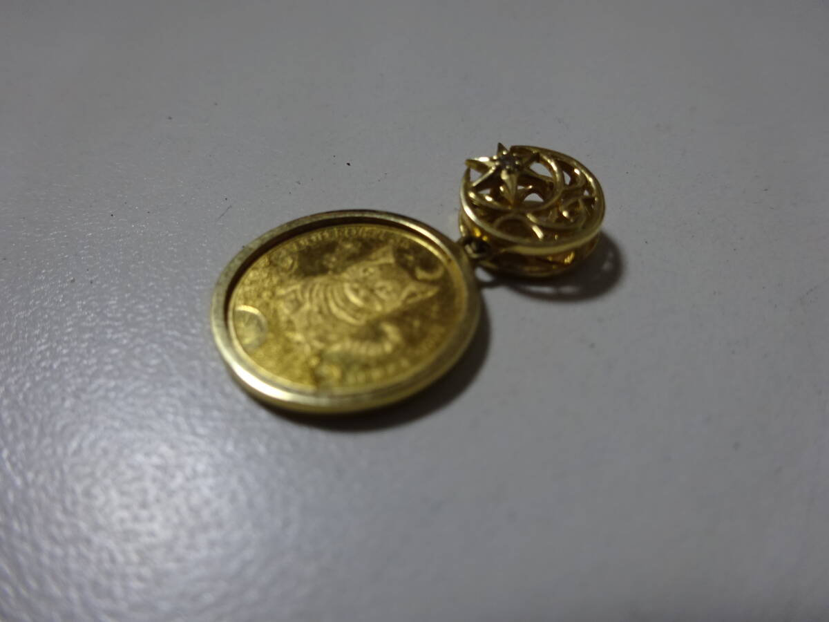 純金製　クック諸島　猫金貨　エリザベス女王　1/25オンス　2017年　K18製　枠付　2.6g