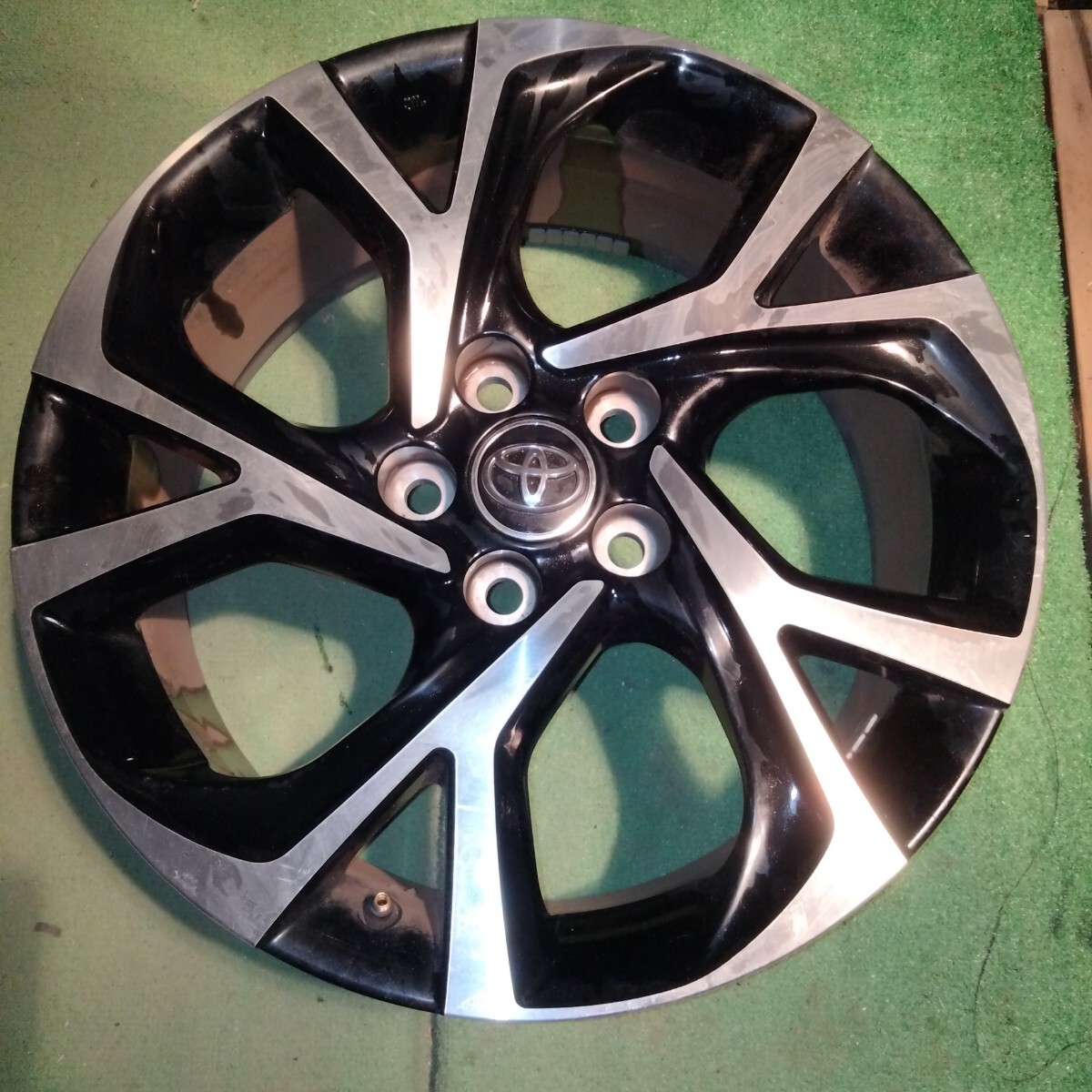 ① トヨタ 純正アルミホイール 18x7J 5穴 114.3 +50 日本製 1本のみ 中古 微細な傷あり CH-R等に 中古品