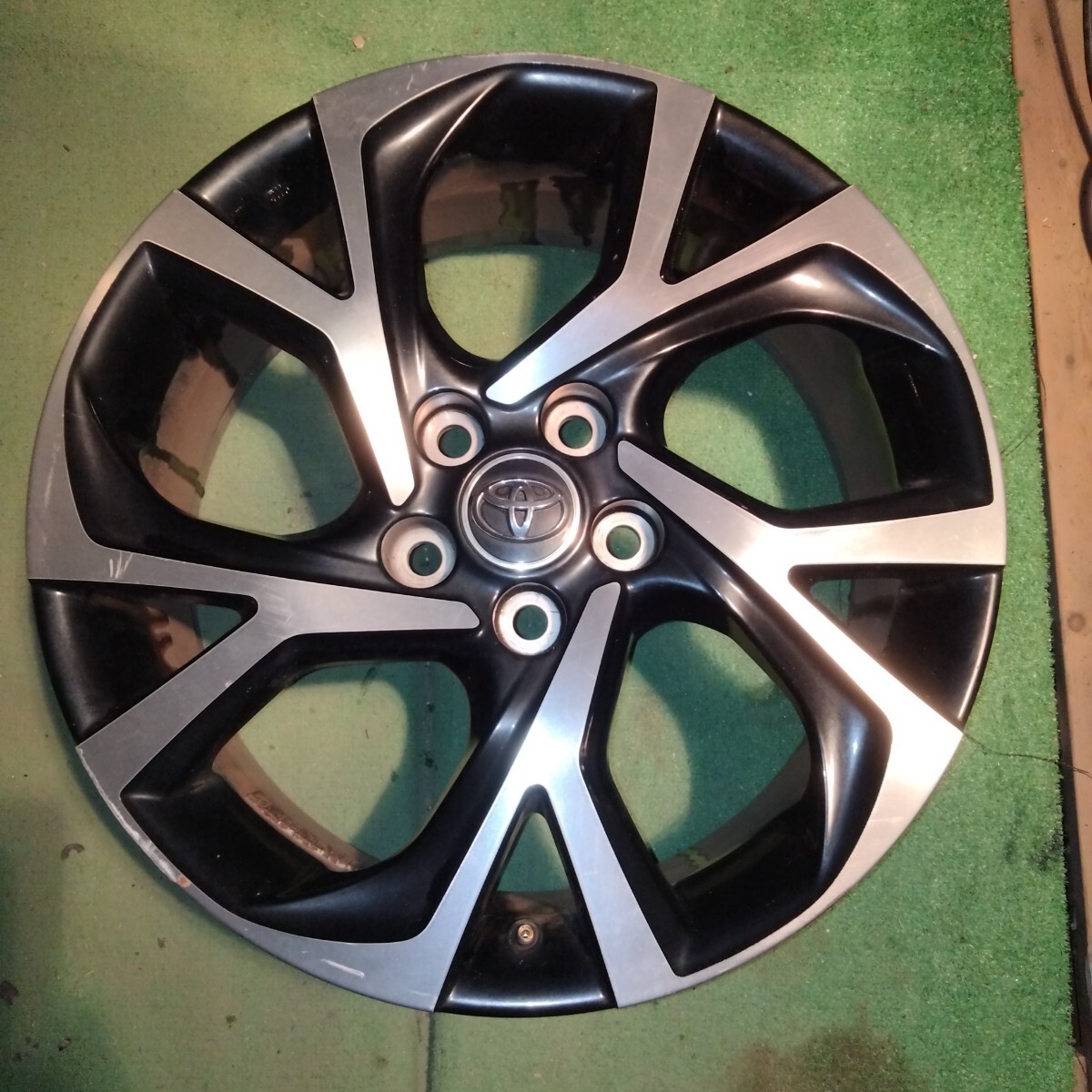 ② トヨタ 純正アルミホイール 18x7J 5穴 114.3 +50 日本製 1本のみ 中古 微細な傷あり CH-R等に 中古品
