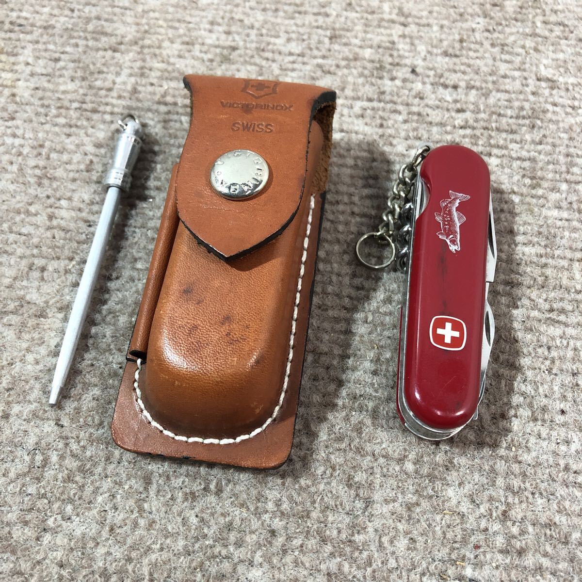 VICTORINOX SWISS ビクトリノックス スイス 多機能ナイフ アウトドア用品 ケース付き No.600 赤 レッド 現状品